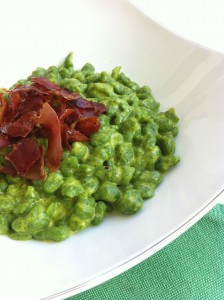 Spaetle verdi con salsa allo zafferano e speck