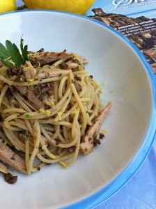 Spaghetti integrali con capperi olive taggiasche e tonno