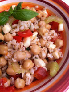 insalata estiva con ceci pomodorini e orzo