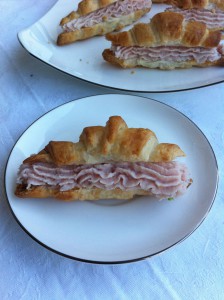 Mini croissants con mousse di prosciutto