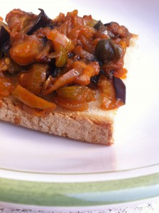 Crostini con caponata siciliana