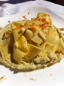 Pappardelle crema ai cavolfiori, mandorle e scorza d'arancia