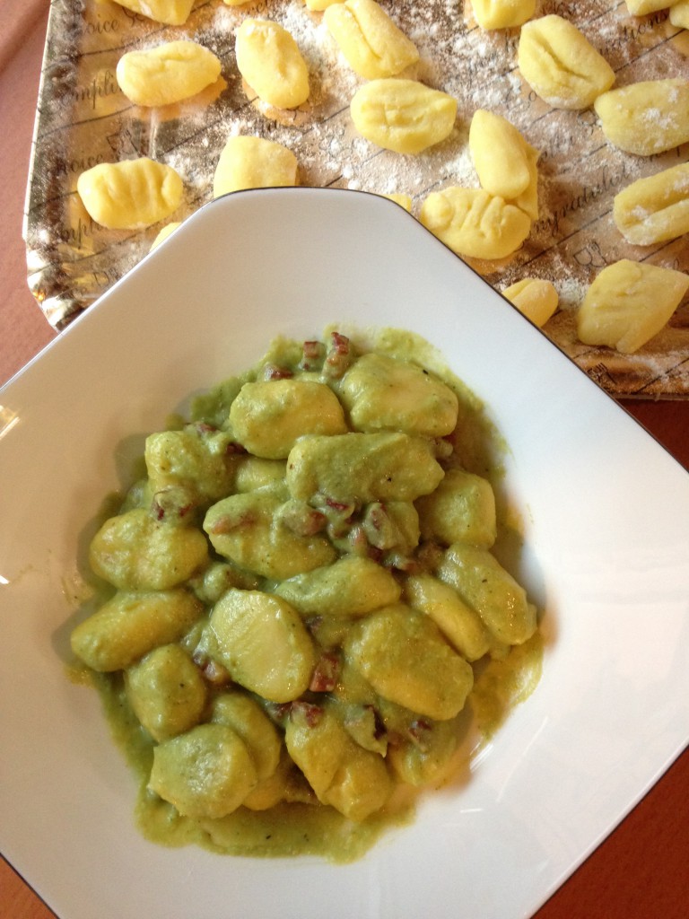 Gnocchi di patate al pesto di broccoli e pancetta croccante Mi dai la